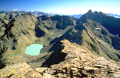 Belledonne : Le lac Blanc et les Trois Pics de Belledonne depuis la Grande Lance de Domene