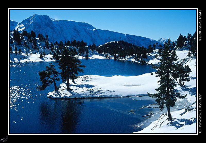 Entre Arc et Romanche : Le petit lac Achard,  Chamrousse, sous la neige. Au loin, le Taillefer
