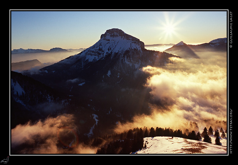 Chartreuse : Depuis Pravouta, le soleil se couche derrire Chamechaude. Ce jour-l 
les nuages qui couvraient les valles jusque vers 1600m se sont dissips juste avant le coucher
de soleil