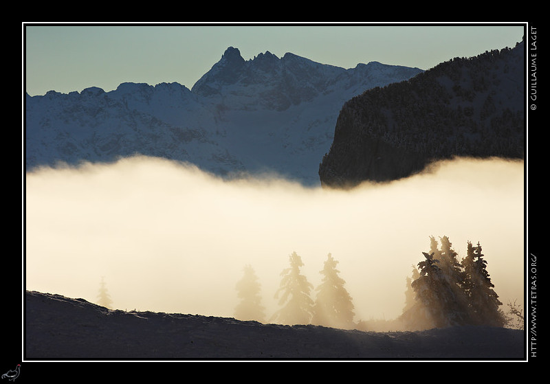 Chartreuse : Nuages et rayon sur l'alpage du Charmant Som, devant les pics de Belledonne
 
