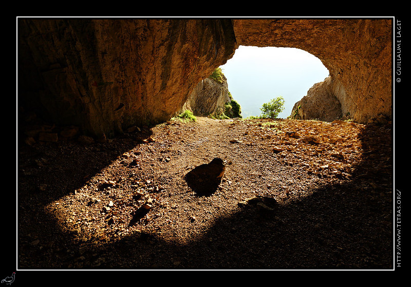 Chartreuse : La Balme  Colon est une grotte, traverse par un sentier montant au Granier, dans laquelle a t dcouverte il y a quelques annes un immense
 gisement d'ossements d'ours des cavernes.En voici quelques images, en fin
 d't et en dbut d'hiver.
 
