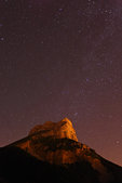 Chartreuse : La Dent de Crolles sous les etoiles, eclairee par les lumieres de la vallee