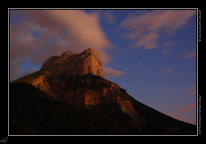 Chartreuse : La nuit et les toiles arrivent, pendant que des nuages se dissipent sur la Dent de
Crolles