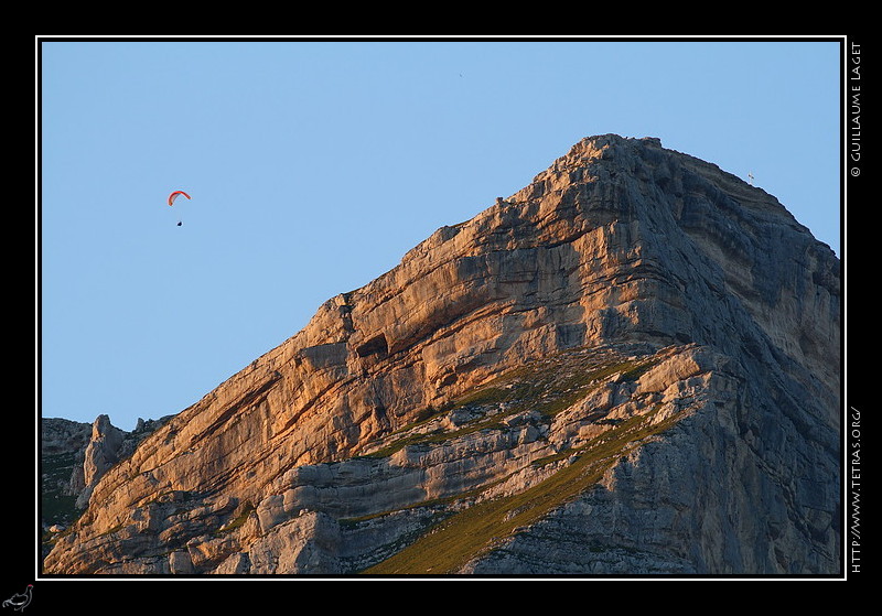 Chartreuse : Le sommet de la Dent de Crolles est trs frquent par les parapentistes, qui profitent de prs
de 1700m de dnivellation jusqu'au Grsivaudan. Parfois mme des bases-jumpers sautent
depuis le sommet...Pour les simples randonneurs, la vire de la Face Est se devine, une centaine 
de mtres sous le sommet