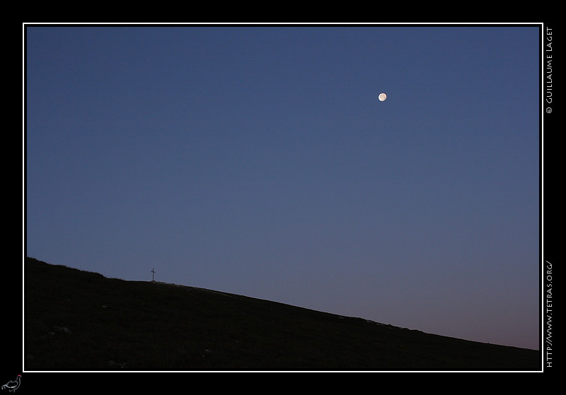 Chartreuse : Le sommet de la Dent de Crolles sous la lune