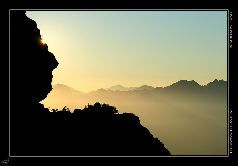 Chartreuse : A quelques centaines de mètres du sommet de la Dent, sous le Rocher du
Mide, un bonhomme de pierre se réveille aux premiers rayons