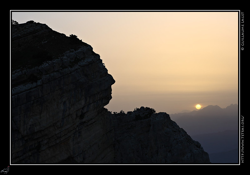 Chartreuse : Le soleil, voilé, se lève derrière le bonhomme du Rocher du Midi