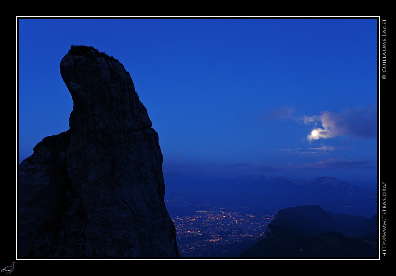 Chartreuse : En montant à la Dent de Crolles : Grenoble et la lune depuis le pas de l'Oeille