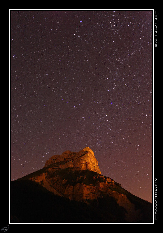 Chartreuse : La Dent de Crolles sous les toiles, claire par les lumires de la valle