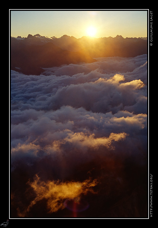 Dvoluy : Depuis le sommet du pic de Bure, lever de soleil derrire les Ecrins