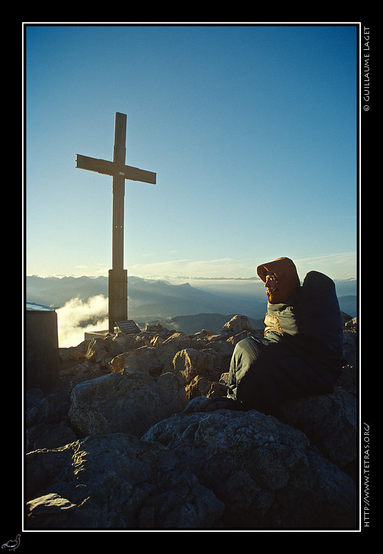 Dvoluy : Lever de soleil aprs un bivouac froid et vent au sommet du pic de Bure