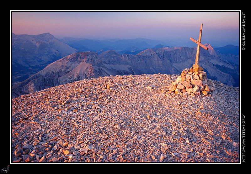 Dvoluy : Un lever de soleil sur la croix au sommet du Grand Ferrand.
Le ciel un peu brumeux est signe d'une journe chaude, mais la fracheur pour l'heure est agrable