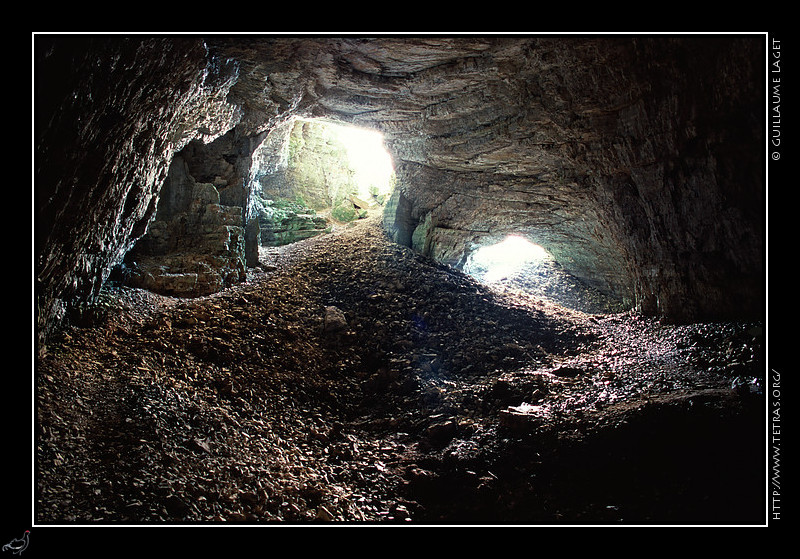 Dvoluy : Dans le flanc ouest du Ferrand, l'entre de la grotte de la Ftoure est d'accs facile