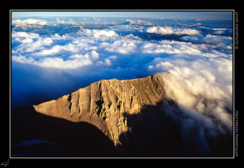 Dvoluy : Depuis le sommet de l'Obiou, l'arte de Rattier et les crtes du Vercors dpassent des nuages bas
pousss par le vent de nord