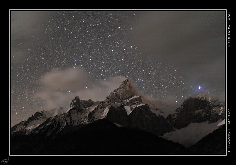 Dvoluy : Les nuages nocturnes se forment sur l'Obiou et cachent progressivement les toiles