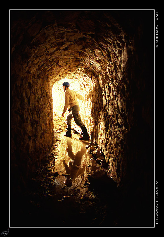 Dvoluy : A la sortie de l'un des tunnels du canal de Pellafol, encore en bon tat et praticable 
 pied malgr quelques centimtres d'eau stagnante dans le fond