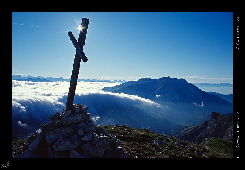 Dvoluy : La croix au sommet de la Tte de Garnesier. Une mer de nuages sous le plateau de Bure 
vient disparatre au col du Festre