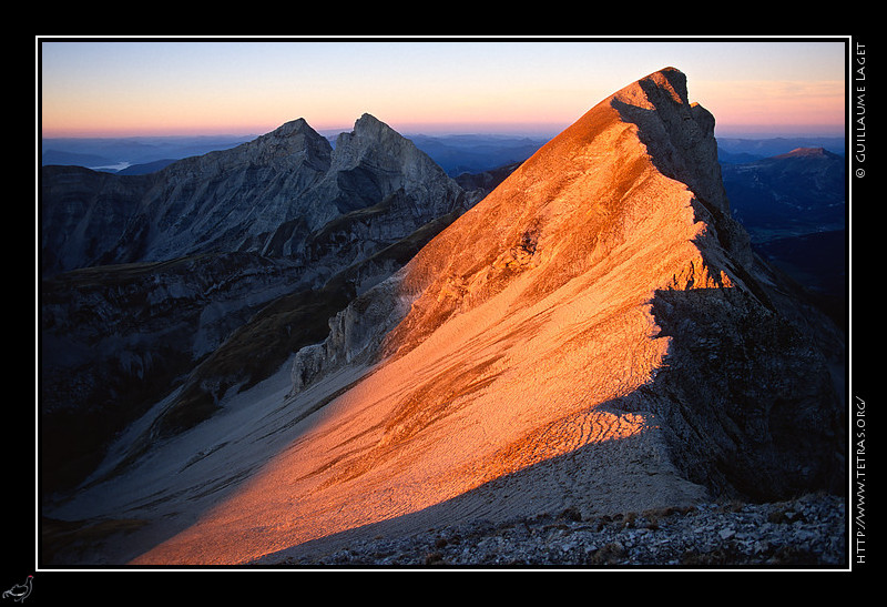 Dvoluy : La crte de Vachres au lever de soleil depuis la Rama :  gauche dans l'ombre, les Tte 
et Roc de Garnesier