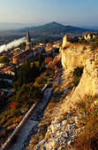 Luberon : Le chateau et le village de Saint-Saturnin-Les-Apt