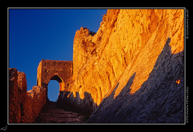 Luberon : Le soleil levant sur les fortifications du chteau de Saint-Saturnin-Les-Apt