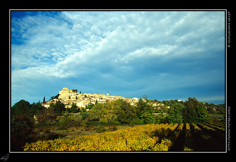 Luberon : Le village d'Ansouis aprs une averse d'automne