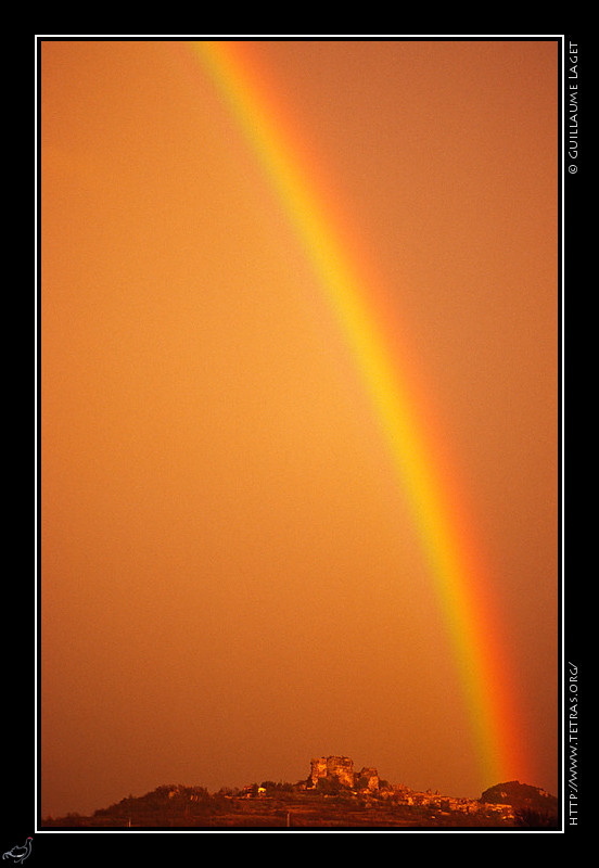 Luberon : Arc-en-ciel au dessus du village de Saignon