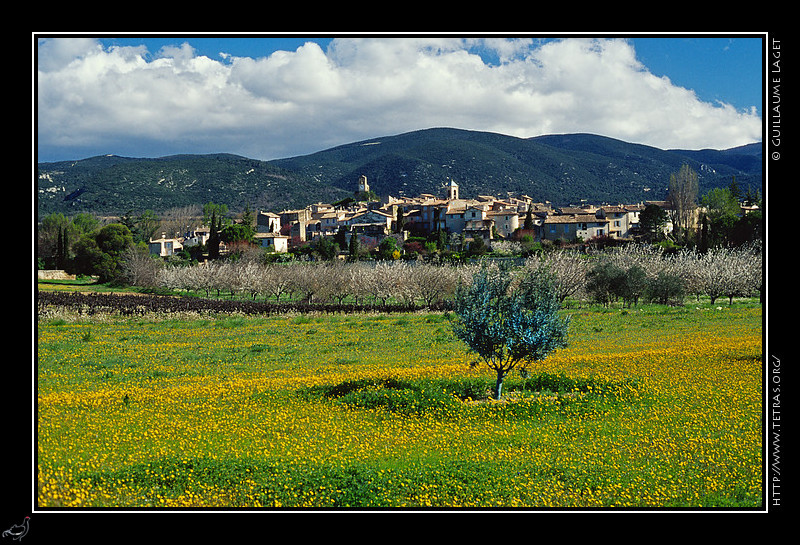 Luberon : Lourmarin, village de Bosco et Camus, au printemps