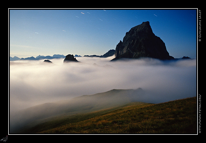 Pyrnes : Le pic du Midi d'Ossau en dbut de nuit, avec des brumes  ses pieds