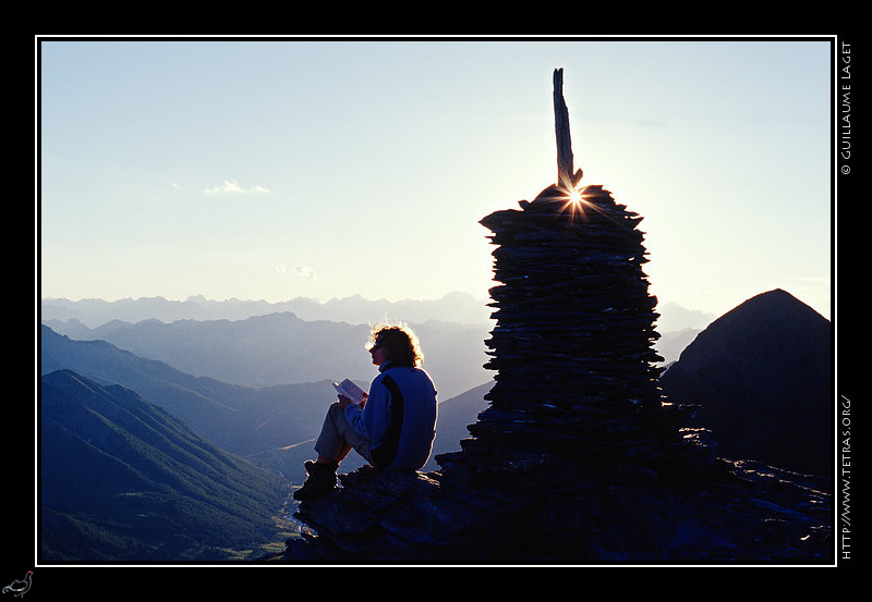 Queyras : Au coucher de soleil, repos au pied d'un gros cairn sur la crête du Foréant