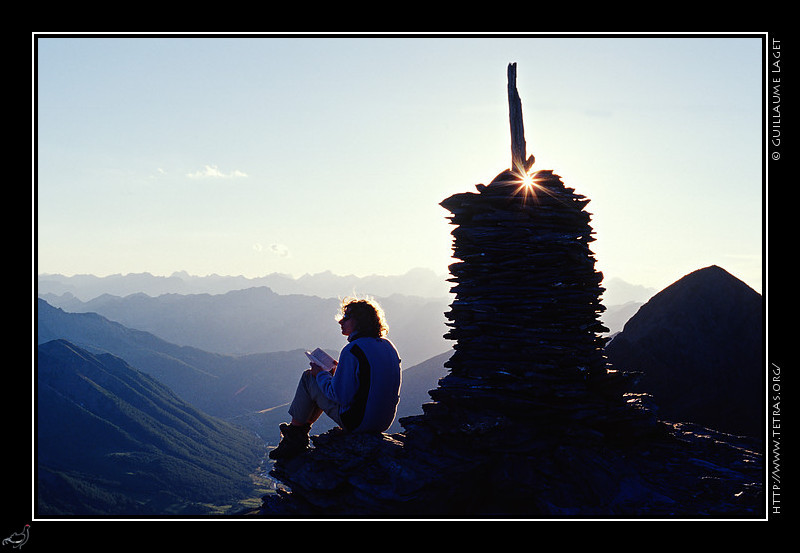 Queyras : Au coucher de soleil, repos au pied d'un gros cairn sur la crte du Forant