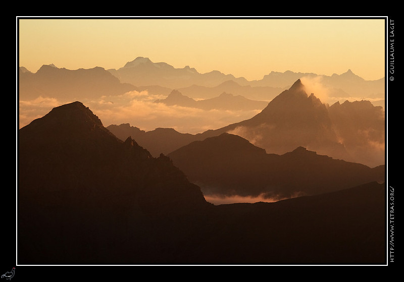 Queyras : Depuis les crtes du Forant, nuages sur le fond du Queyras et les sommets et plaines italiennes