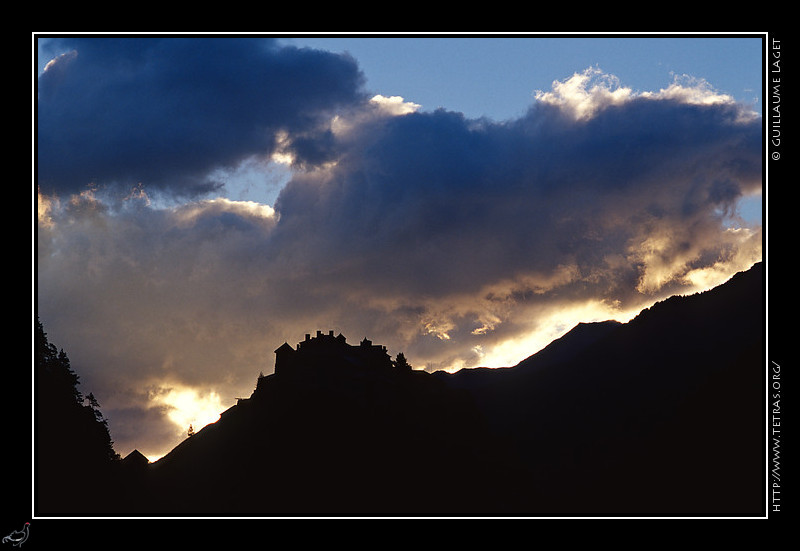 Queyras : Silhouette de la citadelle marquant l'entrée dans le Haut-Queyras