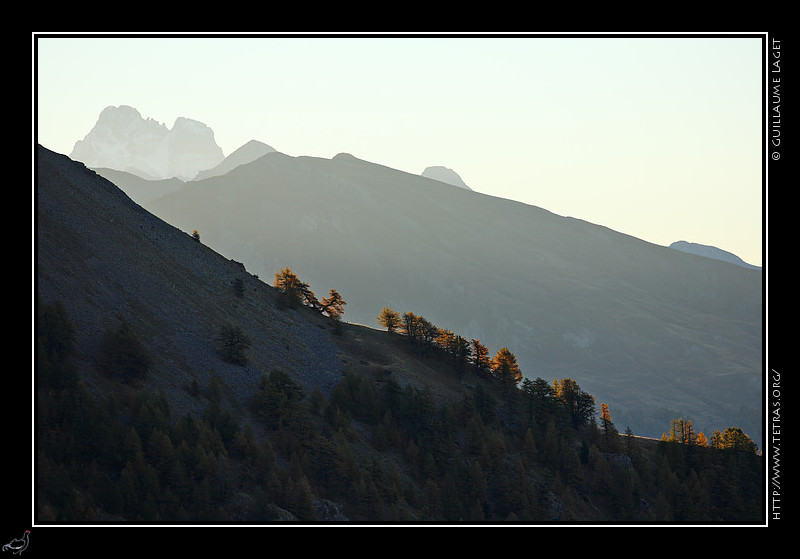 Queyras : Le Mont Viso émerge derrière des crêtes Queyrassines
