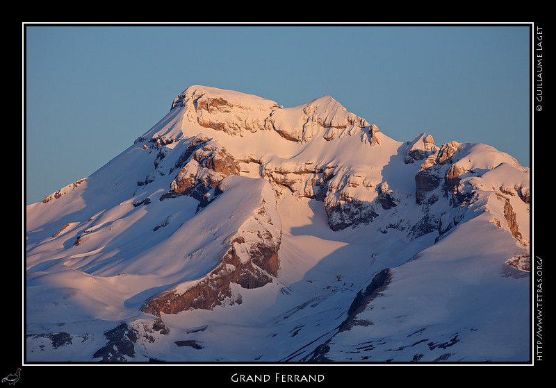 Rcits de randonnes : Le Grand Ferrand et la crte de l'Etoile sous la neige. On voit bien tout le superbe itinraire parcouru cet automne, et partiellement l'hiver dernier
 (voir ici), de la
 crte de l'Etoile au versant sud en passant sur la vire du Chourum Olympique. Ce
 gouffre, qui se devine dans la neige, permet de passer du fond du vallon du
 Grand Villard  la vire. Les plus aguerris peuvent ensuite rejoindre par un
 systme de couloirs et d'arches les sommets du Ferrand : voir 
 le site de Nicolas
 Galy.
 
