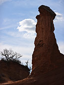 Luberon : Cheminee d'ocre a contre-jour a Rustrel