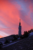 Ventoux : L'emetteur du sommet du Mont Ventoux un jour de lever de soleil voile