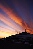 Ventoux : Le sommet du Mont Ventoux un jour de lever de soleil voile