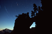 Chartreuse : L'arche a l'Aiguille sous les etoiles et le Grand Som eclaire par la pleine lune