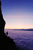 Chartreuse : Fin de nuit au dessus des nuages, sur la vire de la Face Est de la Dent de Crolles