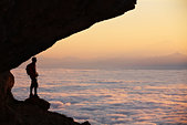 Chartreuse : Premiers rayons sur la mer de nuages depuis la vire de la Face Est de la Dent de Crolles