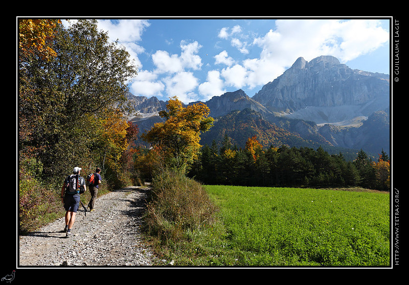 Récits de randonnées : Départ dans les couleurs d'automne sous le regard du Grand Ferrand. 
