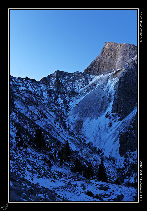 Rcits de randonnes : Dimanche matin donc, monte au col des Aiguilles sous le regard encore toil du Roc de Garnesier
 
