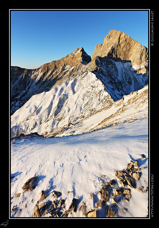 Rcits de randonnes : La neige n'est pas abondante, de petits cailloux dpassent.. 
