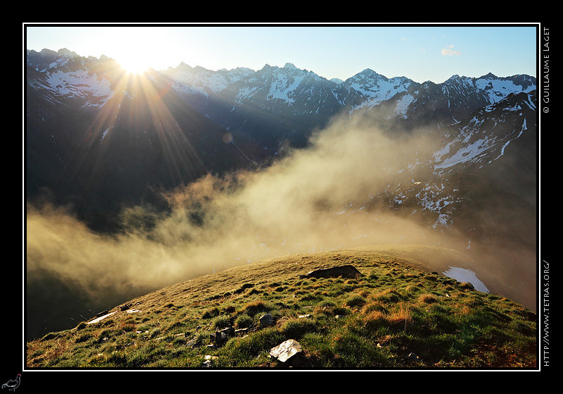 Rcits de randonnes : Les brumes du matin s'talent sur les crtes de la Croix de Rougny, devant les sommets des Ecrins