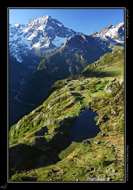 Rcits de randonnes : La vue depuis un promontoire au dessus du lac du Lauzon entour de pelouses 
