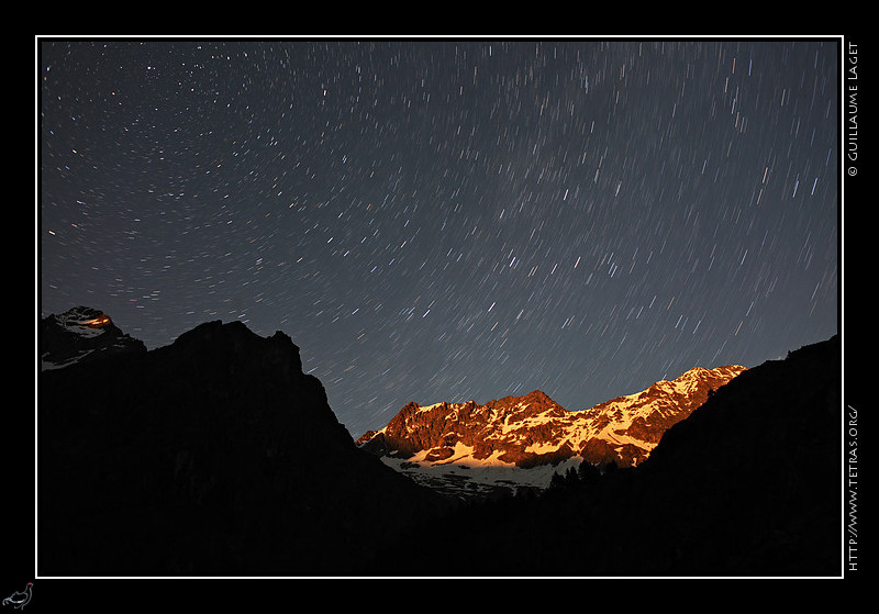 Rcits de randonnes : Les toiles tournent au dessus du fond du cirque du Gioberney, clair par la lune couchante 
