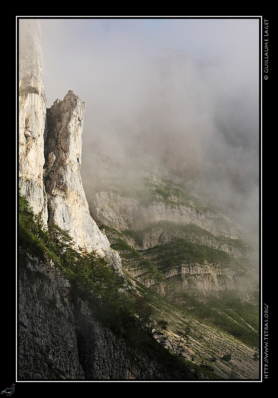 Rcits de randonnes : Une aiguille au dessus du sentier du Balcon Est, sous les rochers du Playnet 
