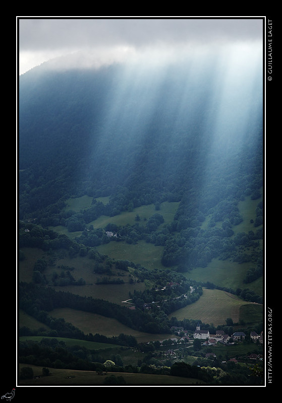 Rcits de randonnes : Quelques rayons filtrent des nuages au dessus de Chteau-Bernard