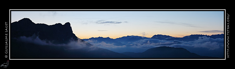 Rcits de randonnes : Alors que le jour arrive, les nuages se forment sous le Balcon Est et les sommets de Belledonne et des Ecrins 
