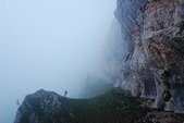 Vercors : Randonneur sur la vire de Serre-Brion